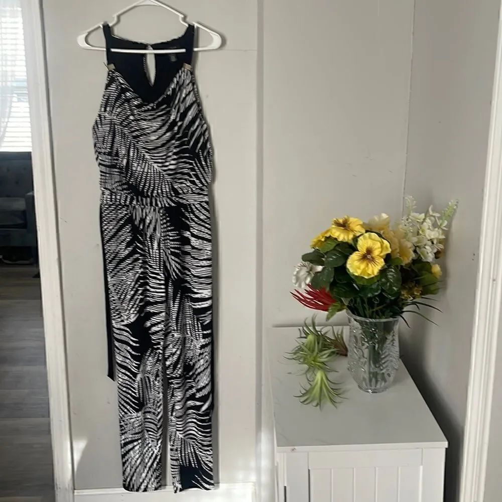 WHITE HUOSE BLACK MARKET JUMPSUIT SIZE 4
